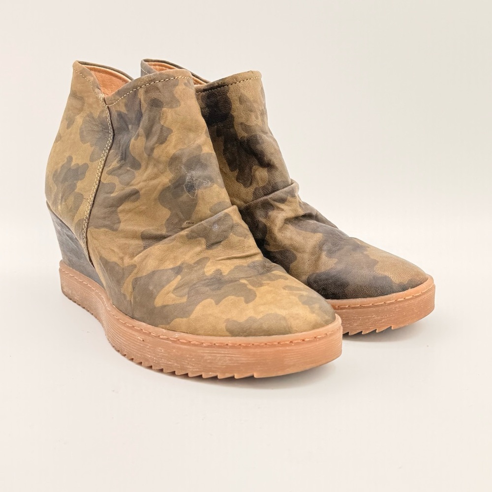 Söfft Siri Aqua Soft Leather Wedge Booties Olive Camo Print Size Women’s Size 8